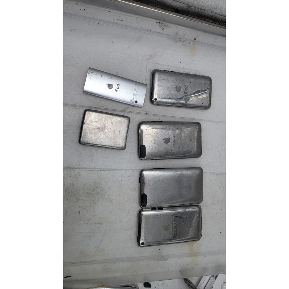 6 iPods, some turn on, some don't, as in the photo.